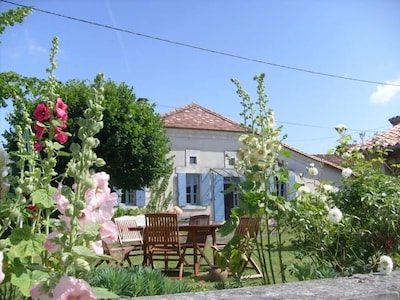 CHARMING FARMHOUSE IN SOUTH  FRANCE YVIERS (CHALAIS)