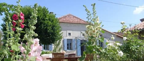 Façade et jardin en fleur