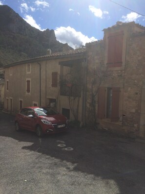 La Petite Maison (car outside)