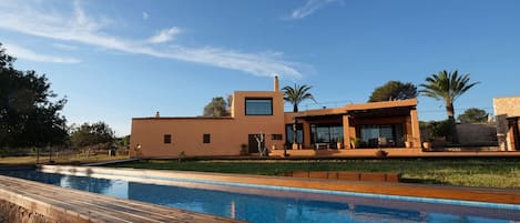 Casa-Villa con más de 12.000 m2 de campos y bosque