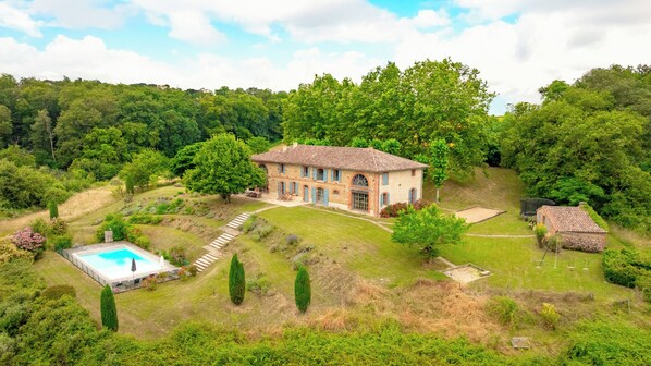 Maison de campagne de 1850, grande piscine. Vue dégagée sur les champs vallonnés