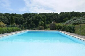 Piscine 6 mètres x 12 mètres, assez profonde pour y plonger