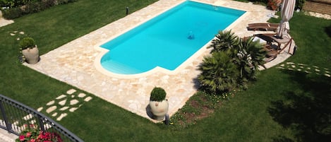 la piscina e il giardino della villa