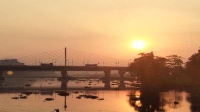 Inside the CITY but village atmosphere, calm and serene, opens to the river