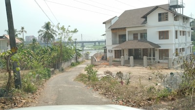 Inside the CITY but village atmosphere, calm and serene, opens to the river