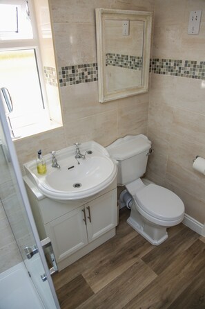 Full en-suite shower