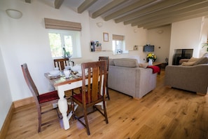 Winterton Cottage - Dining and lounge areas