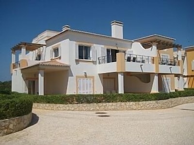 Luxury 3 Bedroom Townhouse, With Shared Pool And Fabulous Sea Views.