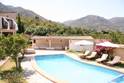 Hermosa villa de campo con piscina privada y jardín enorme