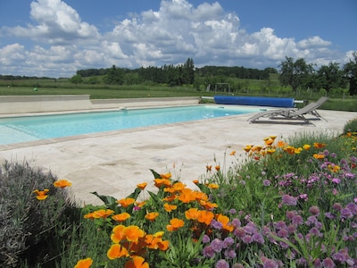 Große umgebaute Scheune mit beheiztem Swimmingpool in der Dordogne Landschaft