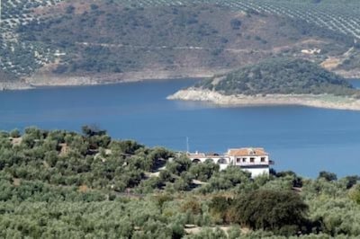 Luxury villa with lakeviews