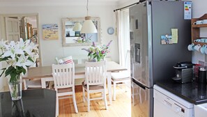 Kitchen and dining room seats 6 persons comfortably