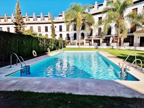 Well-kept private communal pool 