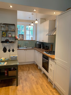 Open plan kitchen with integrated washing machine, dishwasher, fridge & freezer