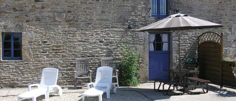 Orchard Cottage with South Facing Patio Area