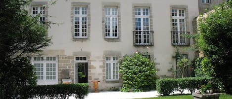 Façade sur jardin donnant sur les remparts