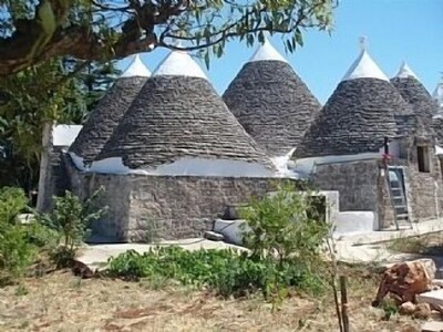 Himmlisches Trulli nahe Martina Franca mit dem Obstgarten gelegen im abgelegenen Dörfchen. 