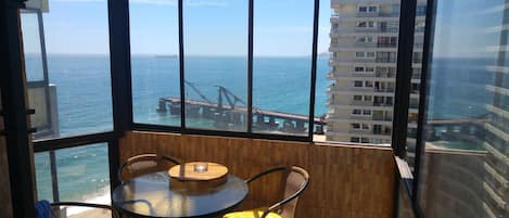 Terraza con vista al mar y al Muelle Vergara.