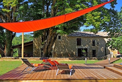 Casa de campo provenzal rodeada de viñedos con piscina cerca de las gargantas del Ardèche 