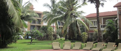 POOL , BAR , RESTAURANT IN A RESORT   