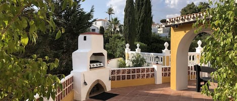 Spanish BBQ plancha on your terrace, right next to the pool!