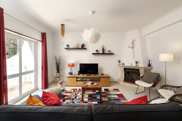 Welcome!
Spacious, cosy living room, big comfy sofa, smart TV, AC, fireplace.