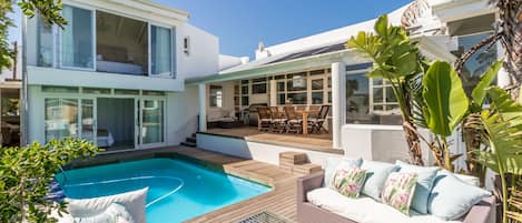 Outdoor living at the pool