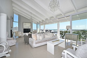 Lounge with magnificent view of the ocean, Robben Island and Table Mountain