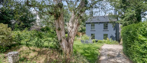 Detached house nestled in centre of Chagford: off-road parking for several cars