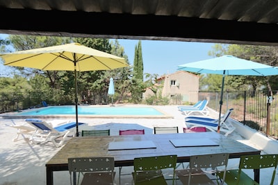 HOUSE WITH POOL between Aix and Marseille. Quiet area, pine forest.