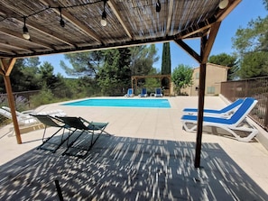 L'accès à l'espace piscine est sécurisé par une barrière et deux portillons