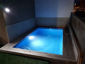 Piscina de noche iluminada.