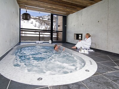 Design & Luxury Chalet on the piste with stunning mountain views, spa, sauna