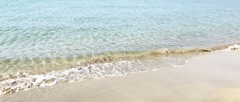 La slendida spiaggia sabbiosa di Punta con mare limpido.