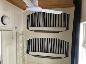 Bunk beds (90x200 cm) with good box spring mattresses 