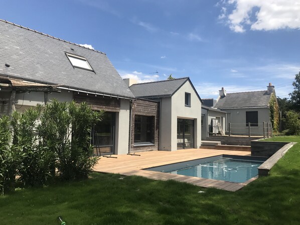 Perspective de la maison (et coin repas extérieur sous pergola )