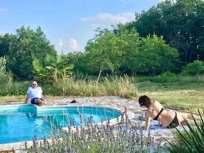 Hermosa granero en parque con piscina