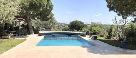 Piscine pour nos clients quand ils sont là (pour nous quand ils sont absents)