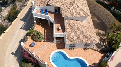 Villa de lujo con piscina climatizada y fantásticas vistas al mar y las montañas.