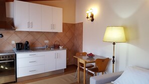 Cozinha completa e mesa de jantar