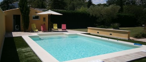 Piscine vue sur le Sanctuaire de Notre-Dame de Grâce