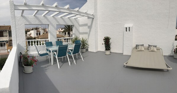 Rooftop pattio of approx 65 m2