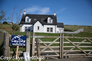 Cosy Skye cottage - 3 bedroom 2 bathroom, 11 miles from Portree