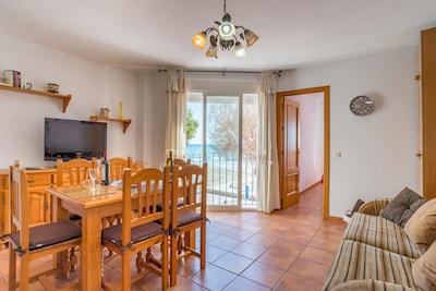 APRT FIRST LINE OF SEA, 6 METERS FROM THE BEACH, 2 WINDOWS WITH VIEWS TO THE MA