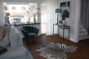 Livingroom facing the main patio