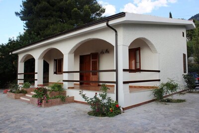 La casa de la almendra, villa en la ladera entre Cefalú y Palermo