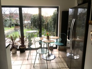 Fully equipped kitchen, fridge + ice maker, wall of bifolding doors to garden