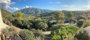 Panorama pris de la terrasse.
Vue sur La Plate et le Mont-Ventoux