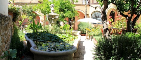 il giardino è a disposizione degli ospiti per relax