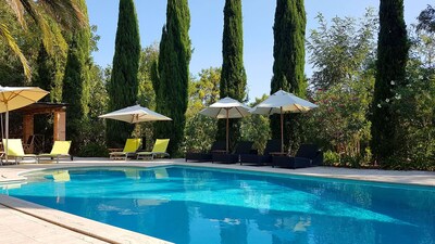 Impresionante villa de lujo con una hermosa piscina, amplios jardines y comedor en Alfreso